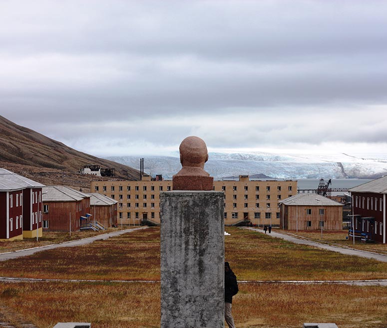 Världens nordligaste byst av Lenin blickar ut över Pyramiden på Svalbard.