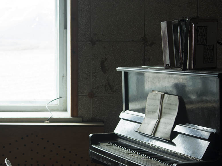 Piano i Pyramiden p Svalbard.