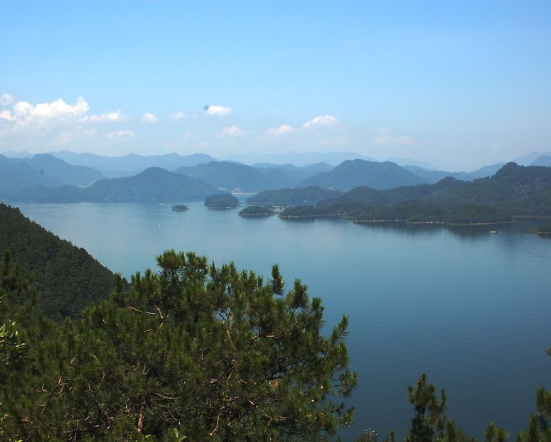 Den översvämmade staden Shi Sheng, i Qiandaosjön i Kina. Blev till när damm byggdes.