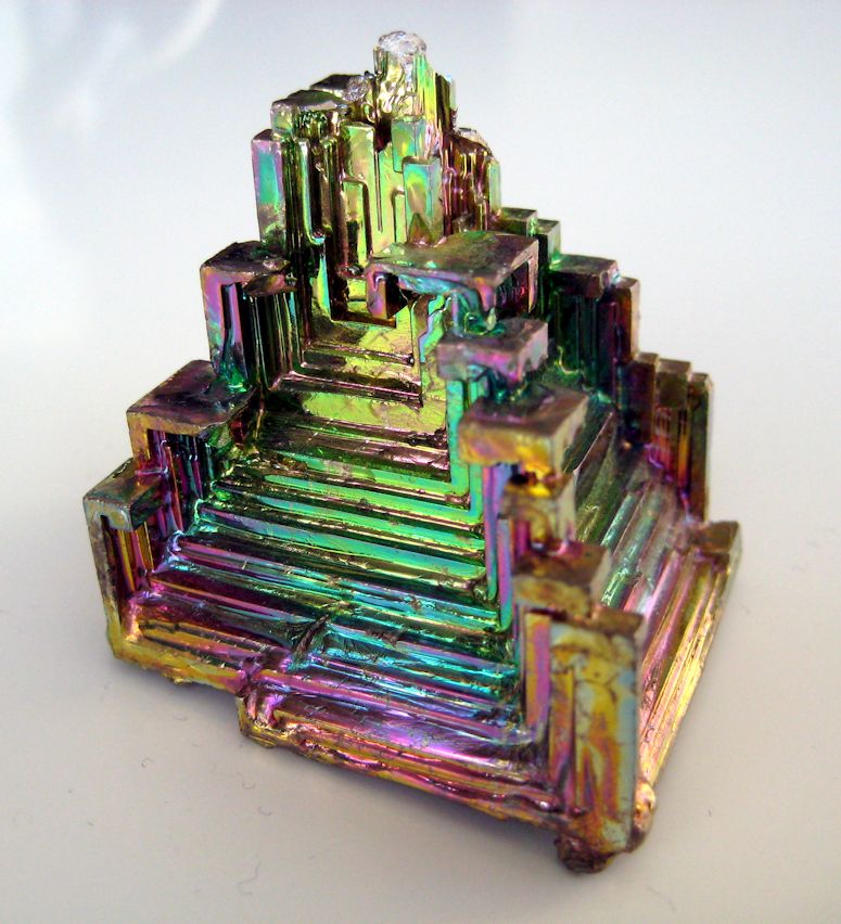 Metallen vismut, en kristall med färger som en regnbåge