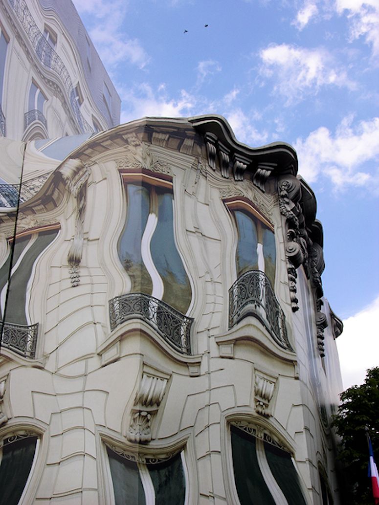 Surrealistisk täckning av fasaden vid renovering i Paris.