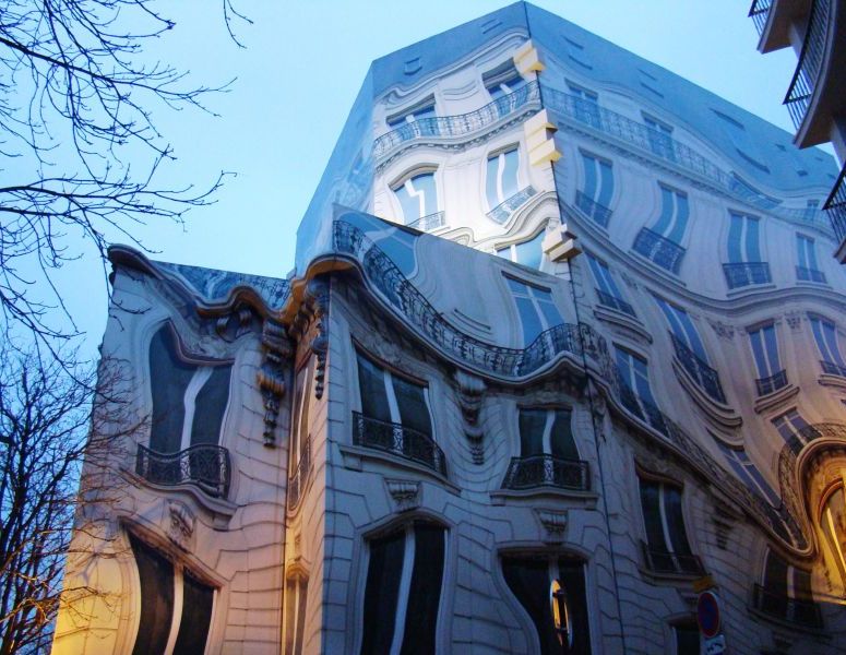 Surrealistisk täckning av fasaden vid renovering i Paris.