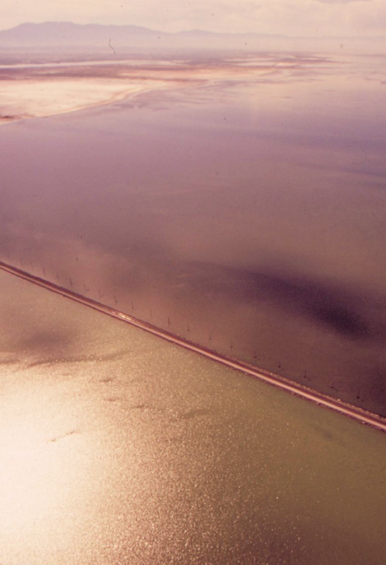 Great Salt Lake r delad av en jrnvgsbank och har tv frger - rosa och bl.