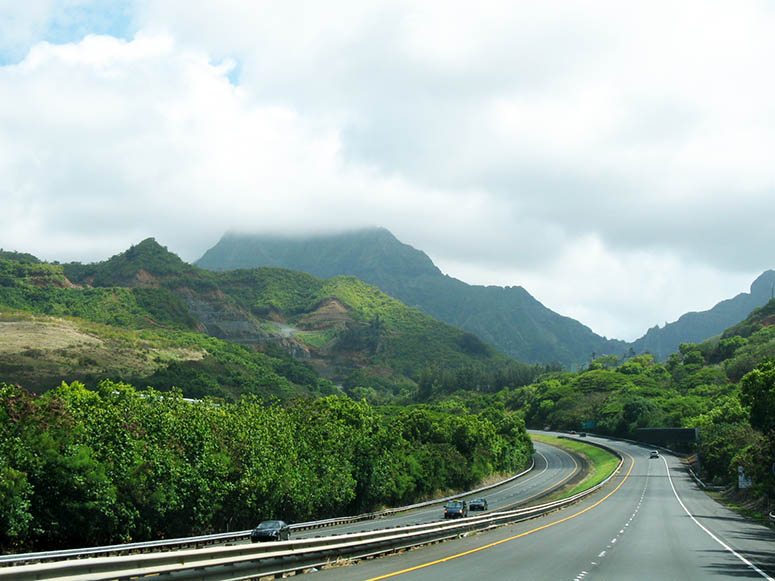 Den vackra motorvägen Interstate H-3, även kallad John A. Burns Freeway, på Oahu, Hawaii.