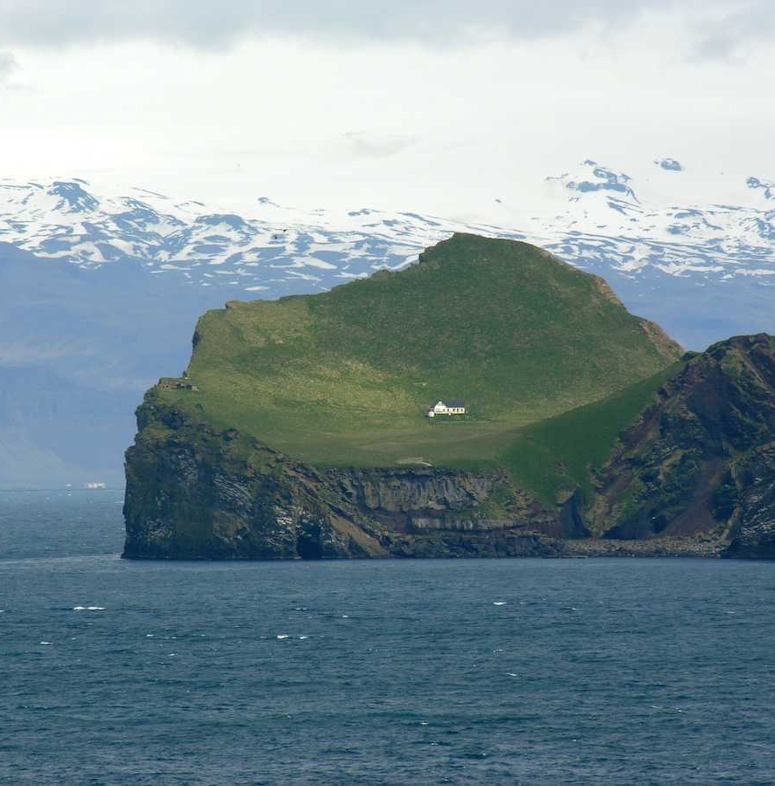 Ensamt hus på Elliðaey (Ellirey), Västmannaöarna.