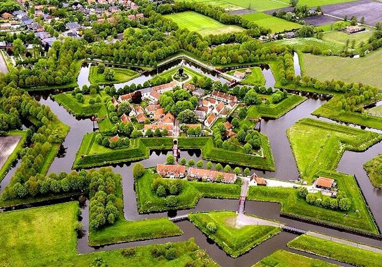 Fortet/fästningen Bourtange i Nederländerna ser ut som en stjärna tack vare bastionerna.