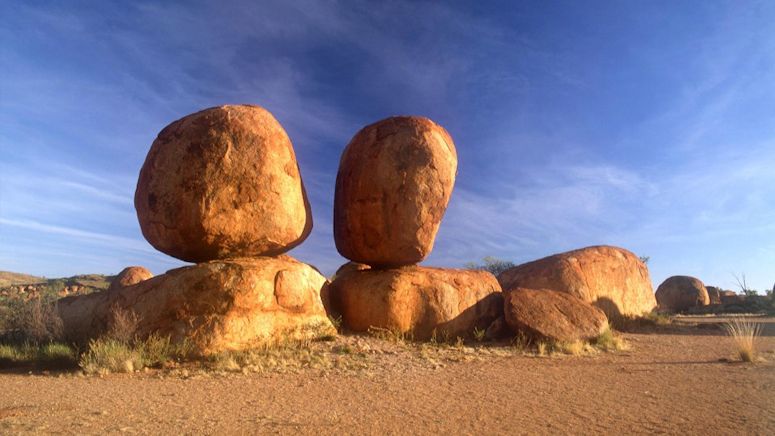 Devils Marbles i Australien, två runda stenar.