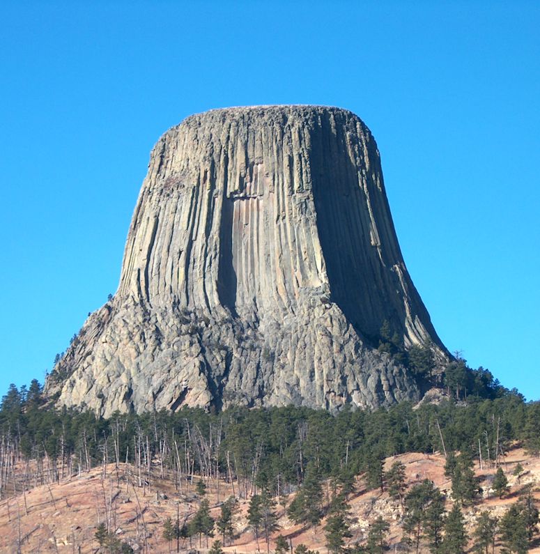 Devils Tower i Wyoming, USA. Berget frn Nrkontakt av tredje graden.