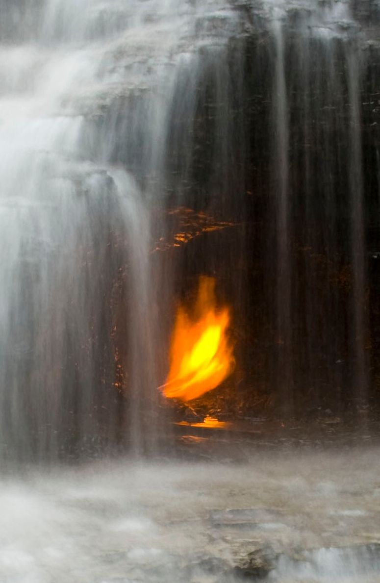 Eternal Flame Falls - vattenfall med brinnande flamma i staten New York.