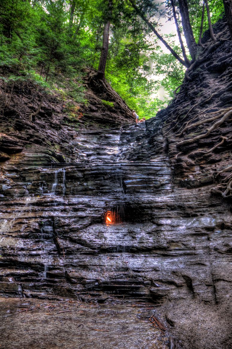 Eternal Flame Falls - vattenfall med brinnande flamma i staten New York.