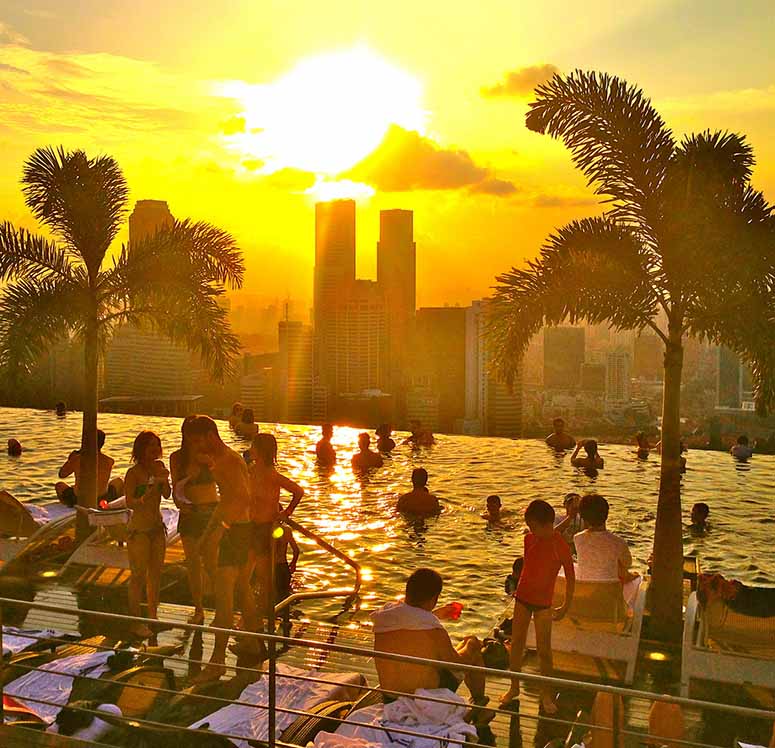 Marina Bay Sands pool på taket i solnedgång.