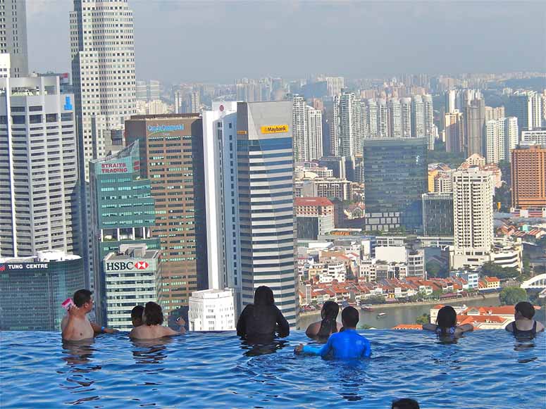 Poolen p taket p Marina Bay Sands.