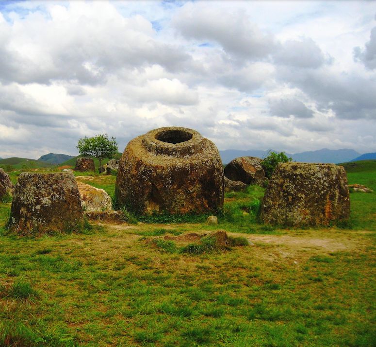 Kruksltten (plain of jars) i Laos - ett flt med stora krukor i kalksten.