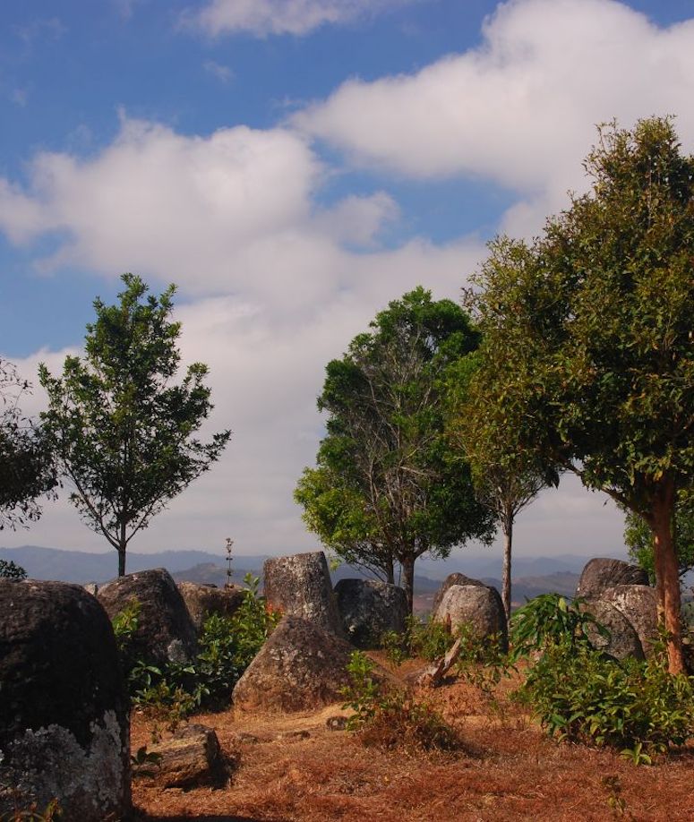 Krukslätten (plain of jars) i Laos - ett fält med stora krukor i kalksten.