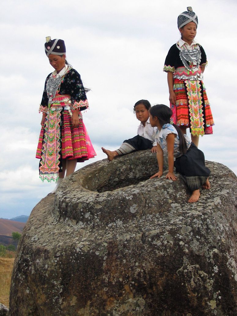 Kruksltten (plain of jars) i Laos - ett flt med stora krukor i kalksten.