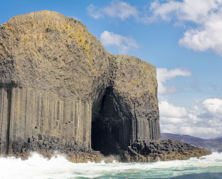 Fantasygrottan Fingal's Cave p n Staffa i Skottland.