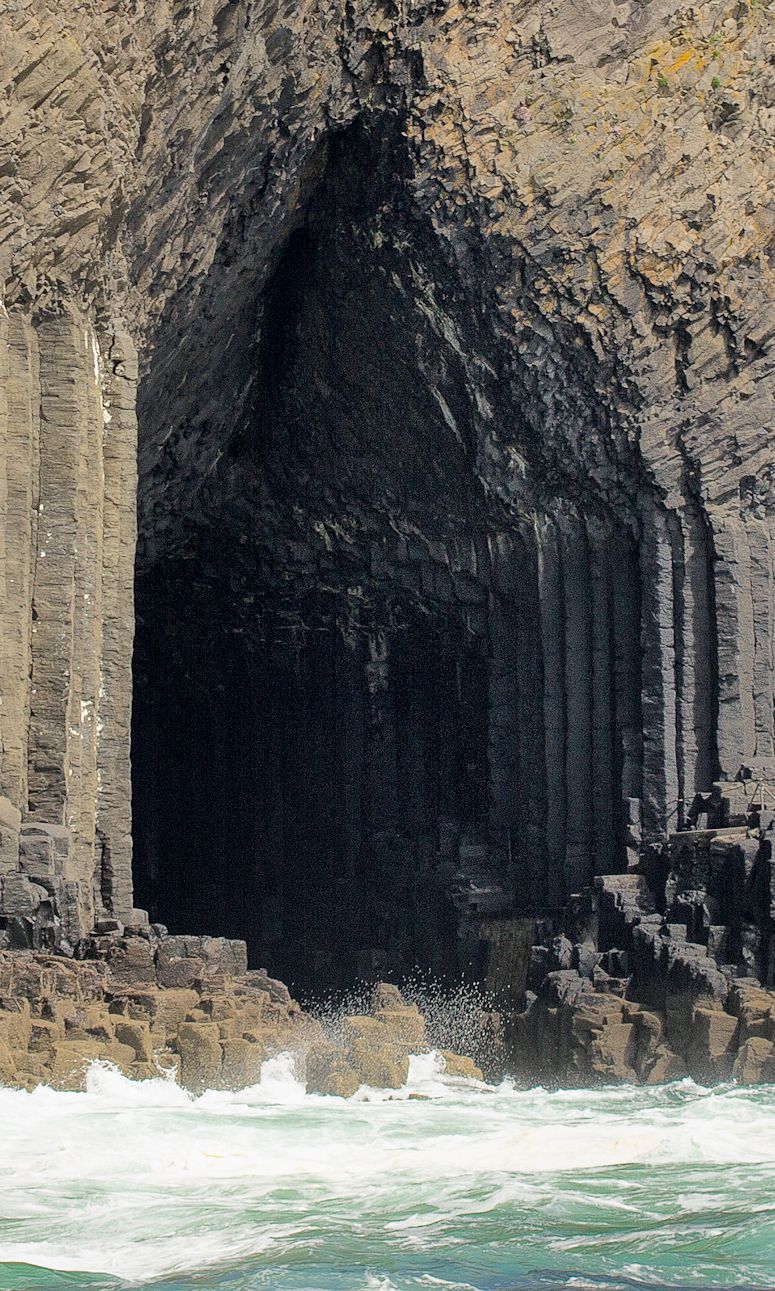 Fantasygrottan Fingal's Cave p n Staffa i Skottland.