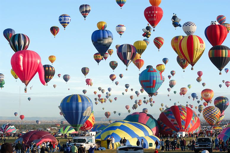 Albuquerque International Balloon Fiesta i USA är världens största luftballongfestival.