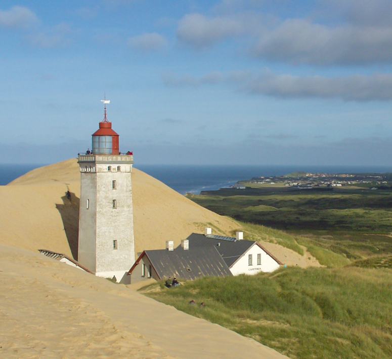 Fyrtorn p Rubjerg Knude i Danmark, som hamnar under sand och sanddyner.