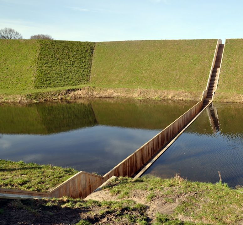 Moses bridge - gångväg genom vattnet i Nederländerna.