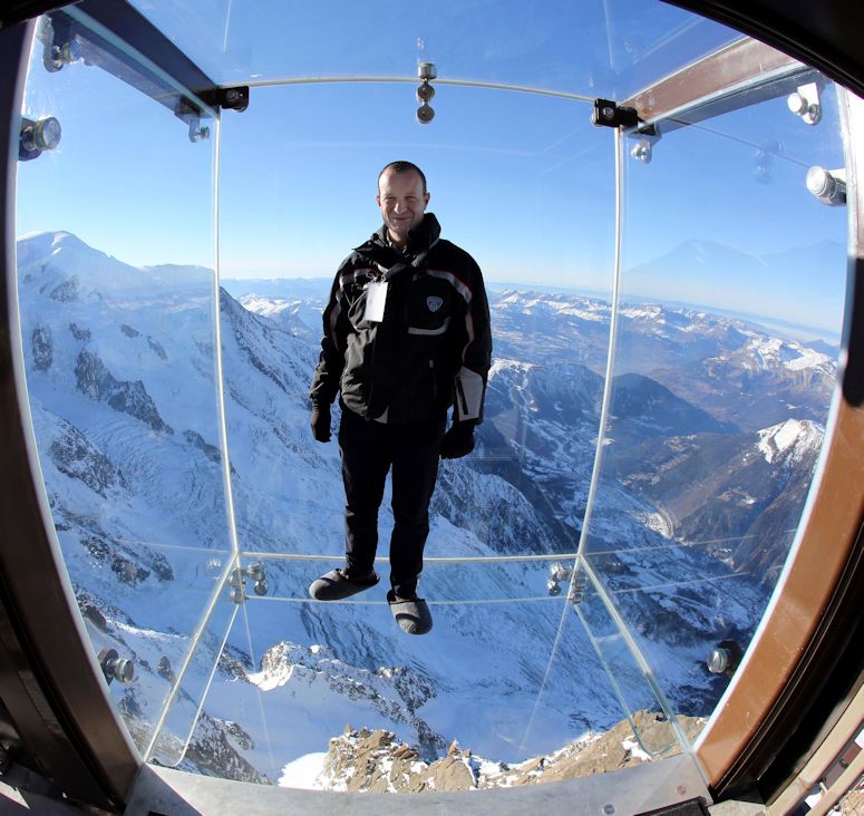 Glaskuben Step into the Void p toppen av Aiguille du Midi i Chamonix, Frankrike.