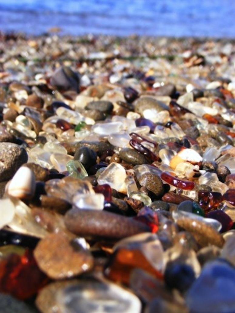 Glass Beach i Kalifornien - strand dr de frgglada stenarna r slipat glas.