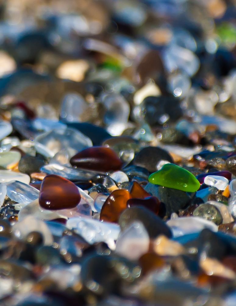 Glass Beach i Kalifornien - strand där de färgglada stenarna är slipat glas.