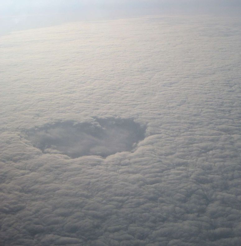 Foto på hål i moln.