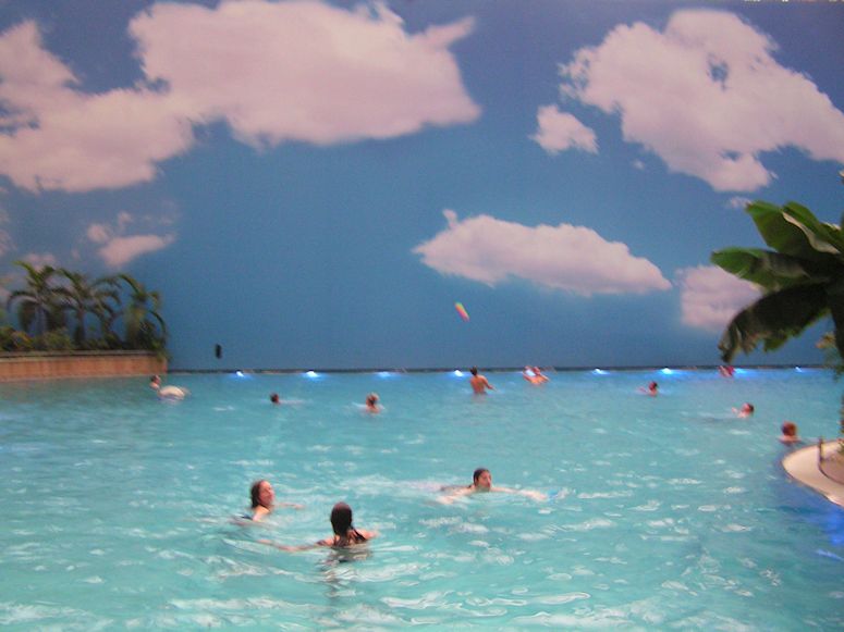Havet och sandstrand i Tropical Islands utanfr Berlin.