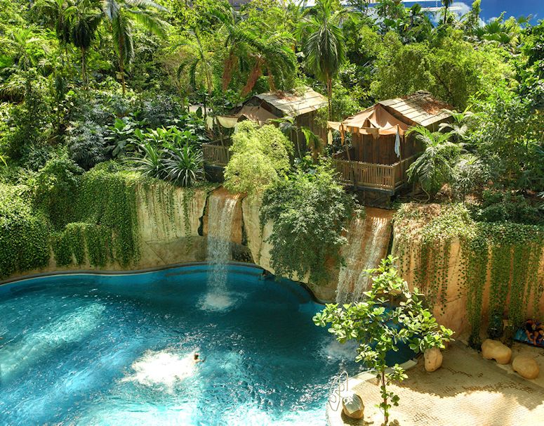Lagun och vattenfall i Tropical Islands utanfr Berlin.