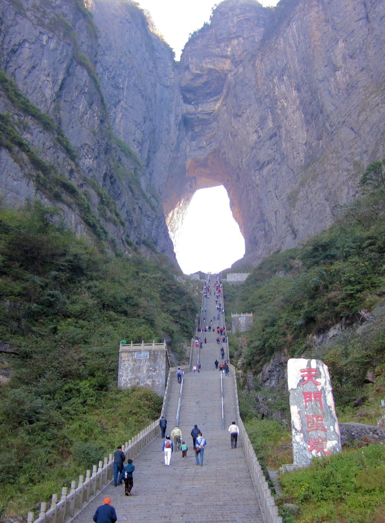 Hålet/grottan Heaven's Gate i toppen av Tianmen-berget.