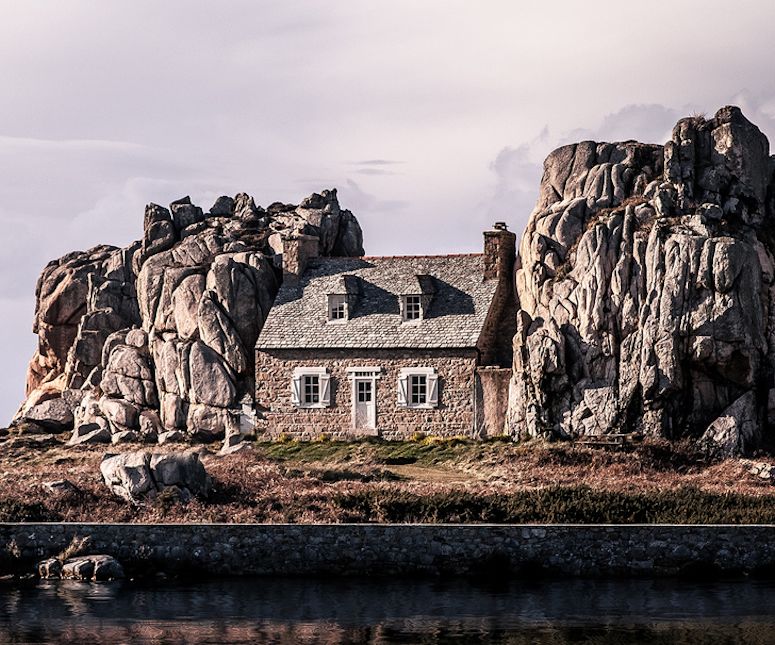 Castel Meur i Frankrike - huset mellan tv klippor vid havet.