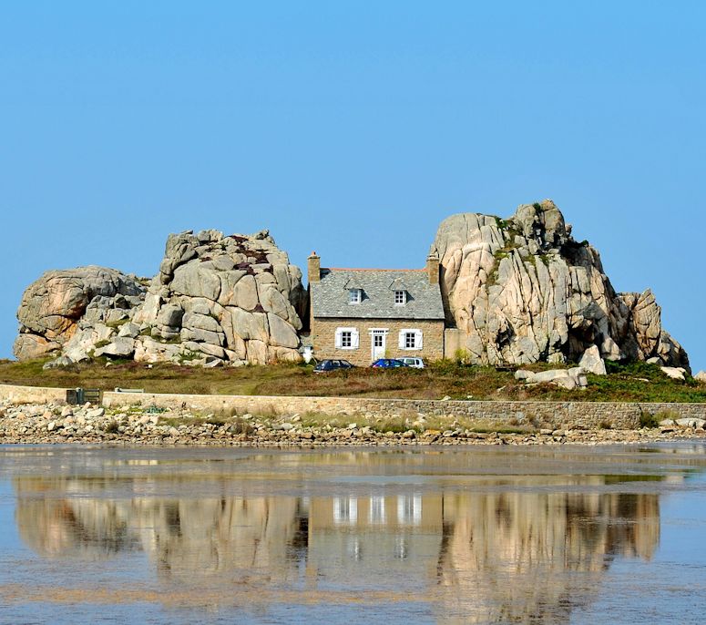 Castel Meur i Frankrike - huset mellan tv klippor vid havet.