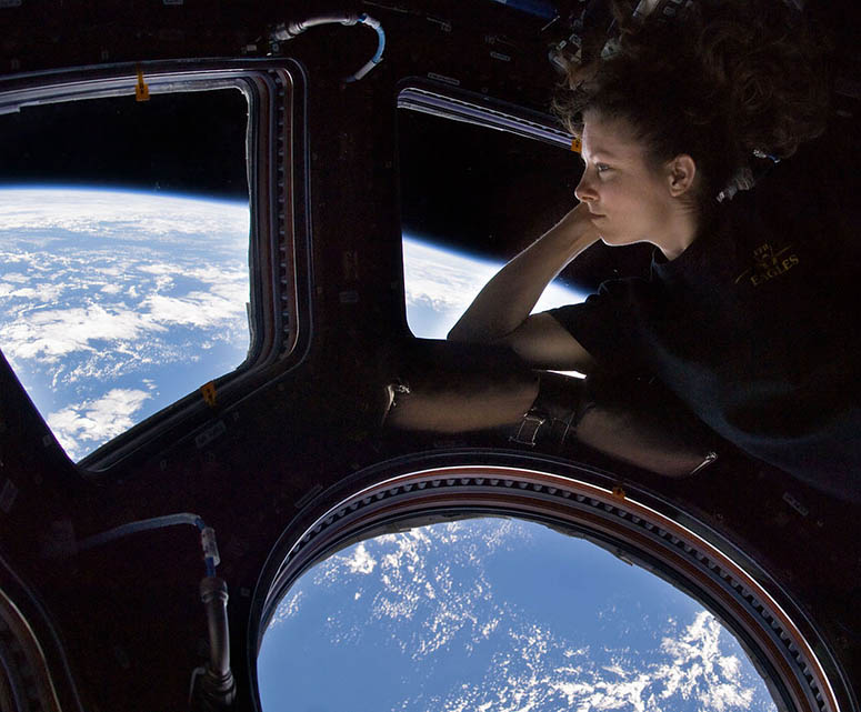 Astronaut Tracy Caldwell Dyson i ISS panoramafönster Cupola