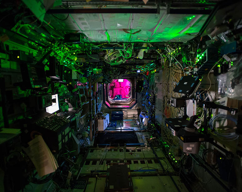 Internationella rymdstationen på natten fotad mot Destiny.