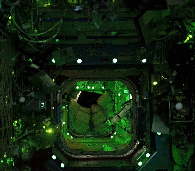 Internationella rymdstationen (ISS) på natten.