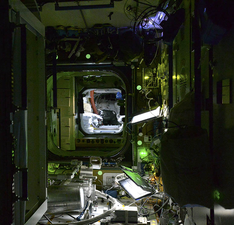 Internationella rymdstationen (ISS) på natten.