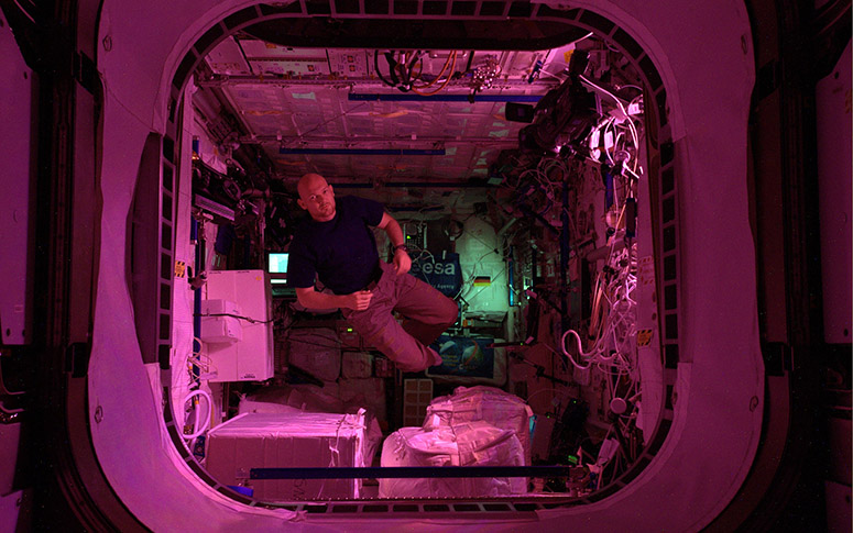En astronaut på Internationella rymdstationen (ISS) på natten.