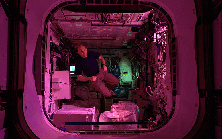 En astronaut p Internationella rymdstationen (ISS) p natten.