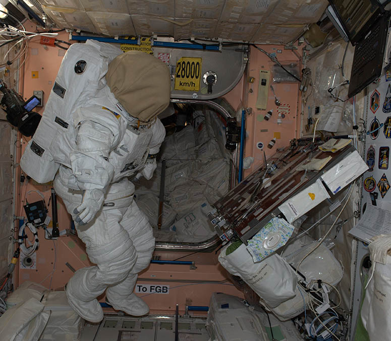 Rymddräkt på Internationella rymdstationen (ISS) på natten.