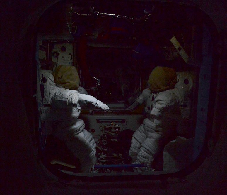 Rymddräkter på Internationella rymdstationen (ISS) på natten.