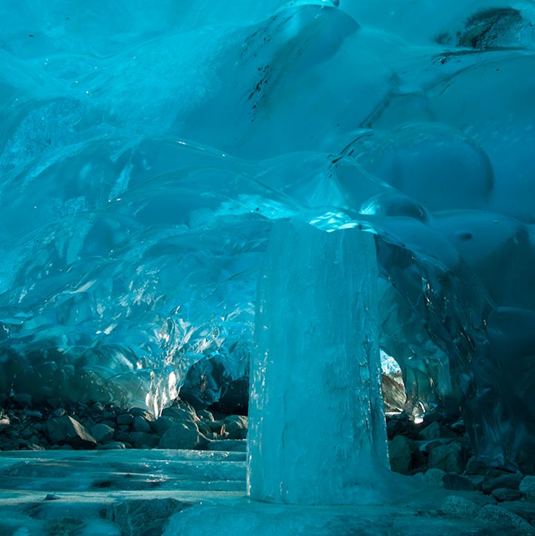 Isgrotta under Mendenhall-glaciären i Alaska.