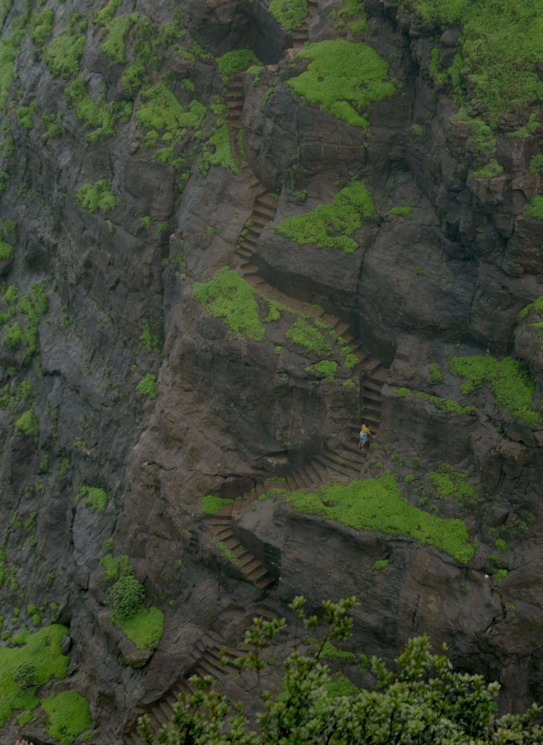 Trapporn till Kalavantin Durg i Indien - ett fort på toppen av en hög klippa.