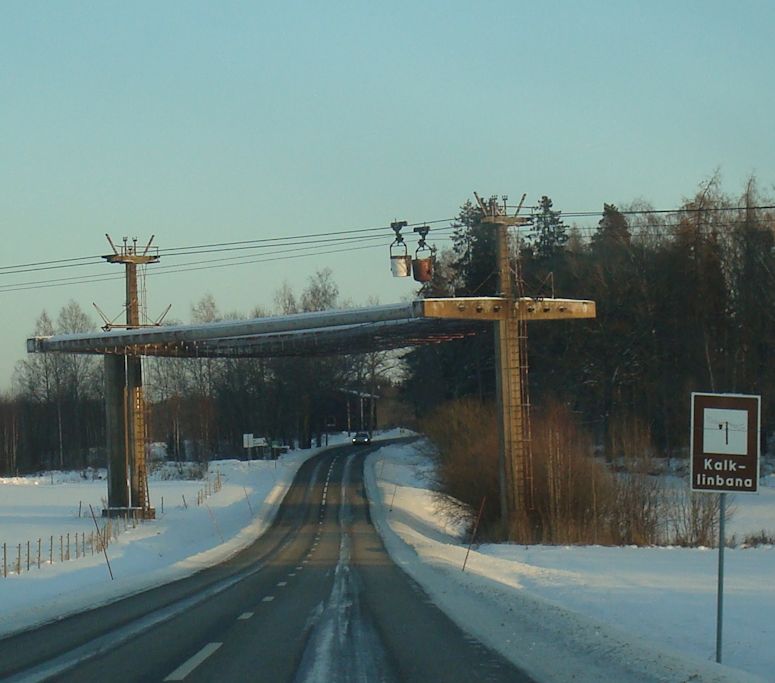 Kalklinbanan med hinkar ver E20 och lnsvg 214, mellan Forsby och Kping.