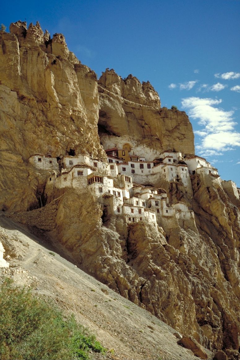 Det spektakulra klostret Phugtal Gompa i Indien, inbyggt i en bergsvgg.