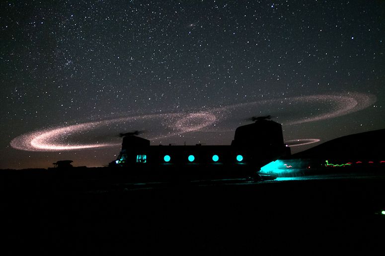 Rotorblad p helikopter som glder av sand i luften (the Kopp-Etchells effect).