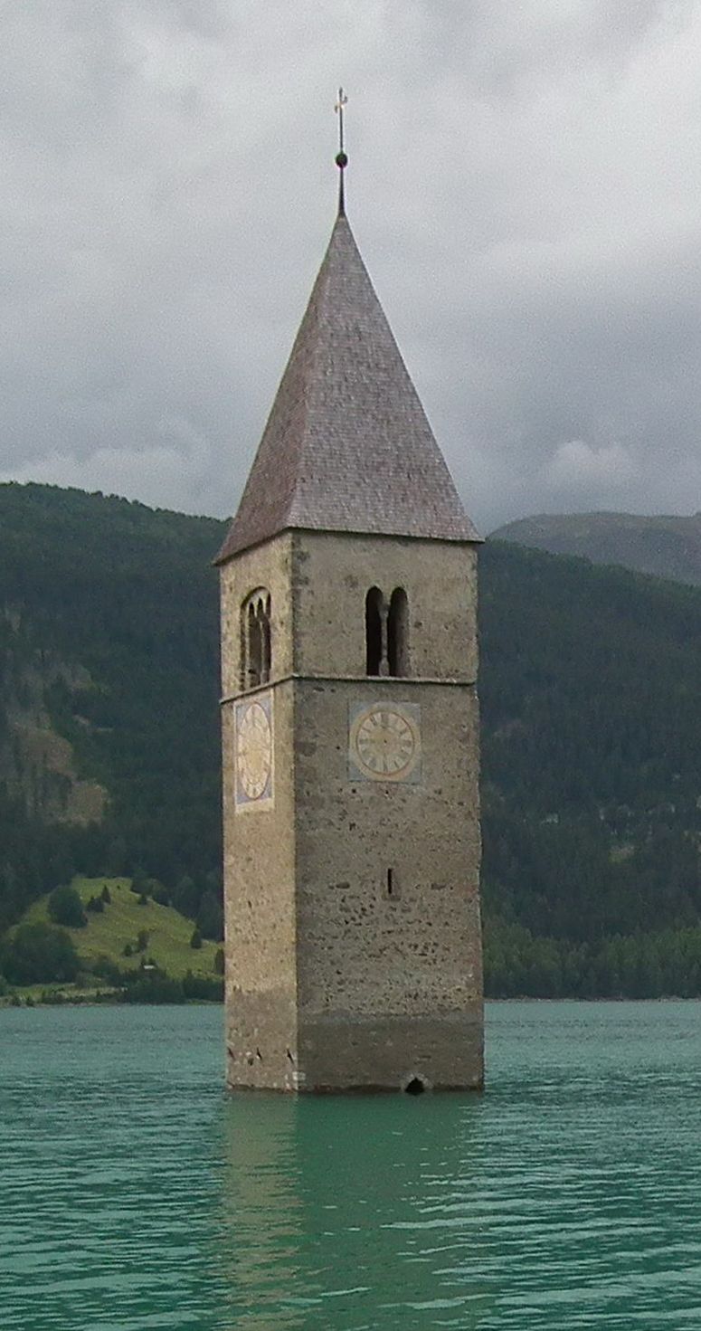 Kyrktornet i byn Graun, numera mitt i sjön Reschensee.