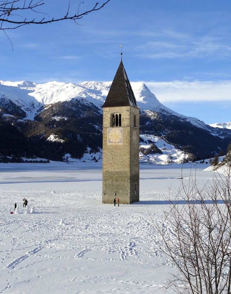 Kyrktornet i byn Graun, numera mitt i sjn Reschensee.