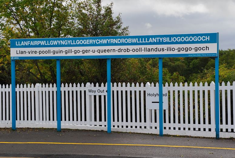 Llanfairpwllgwyngyllgogerychwyrndrobwllllantysiliogogogoch - Staden med det lngst namnet i Wales, och kanske i hela vrlden.