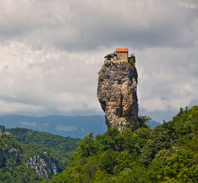 Katskhipelaren i Georgien dr en munk bor.